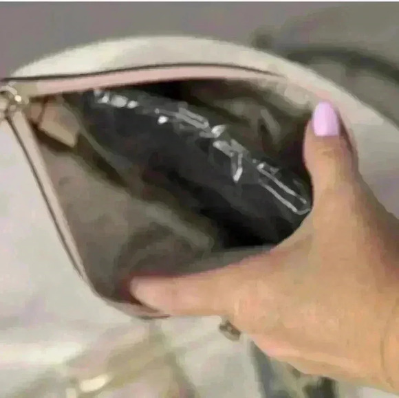 DKNY BRAND NEW WITH TAGS bagwith insert - Picture 6 of 9